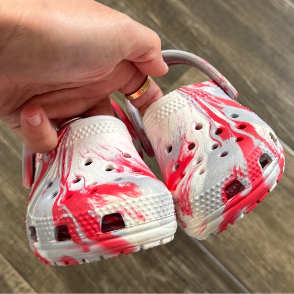 Brand new crocs tie dye red white 5c - Picture 3 of 5